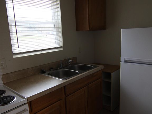 3rd image of 206 Oak St