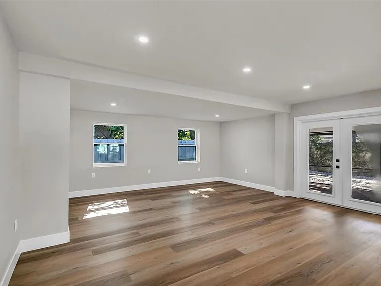 525 Lamara Way NE — Photo 30