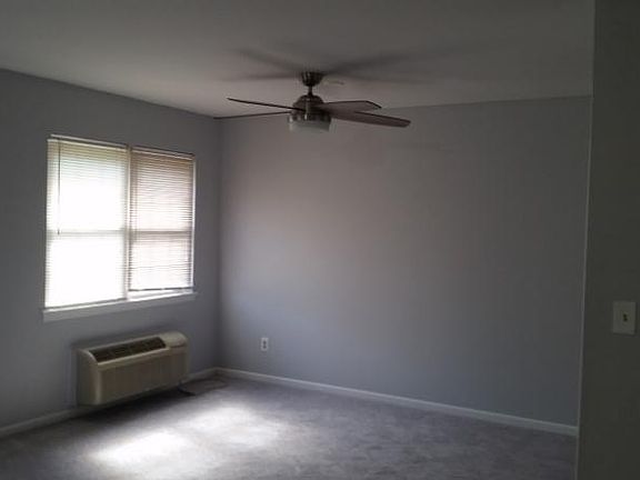 4th image of 440 Carpenter Ave