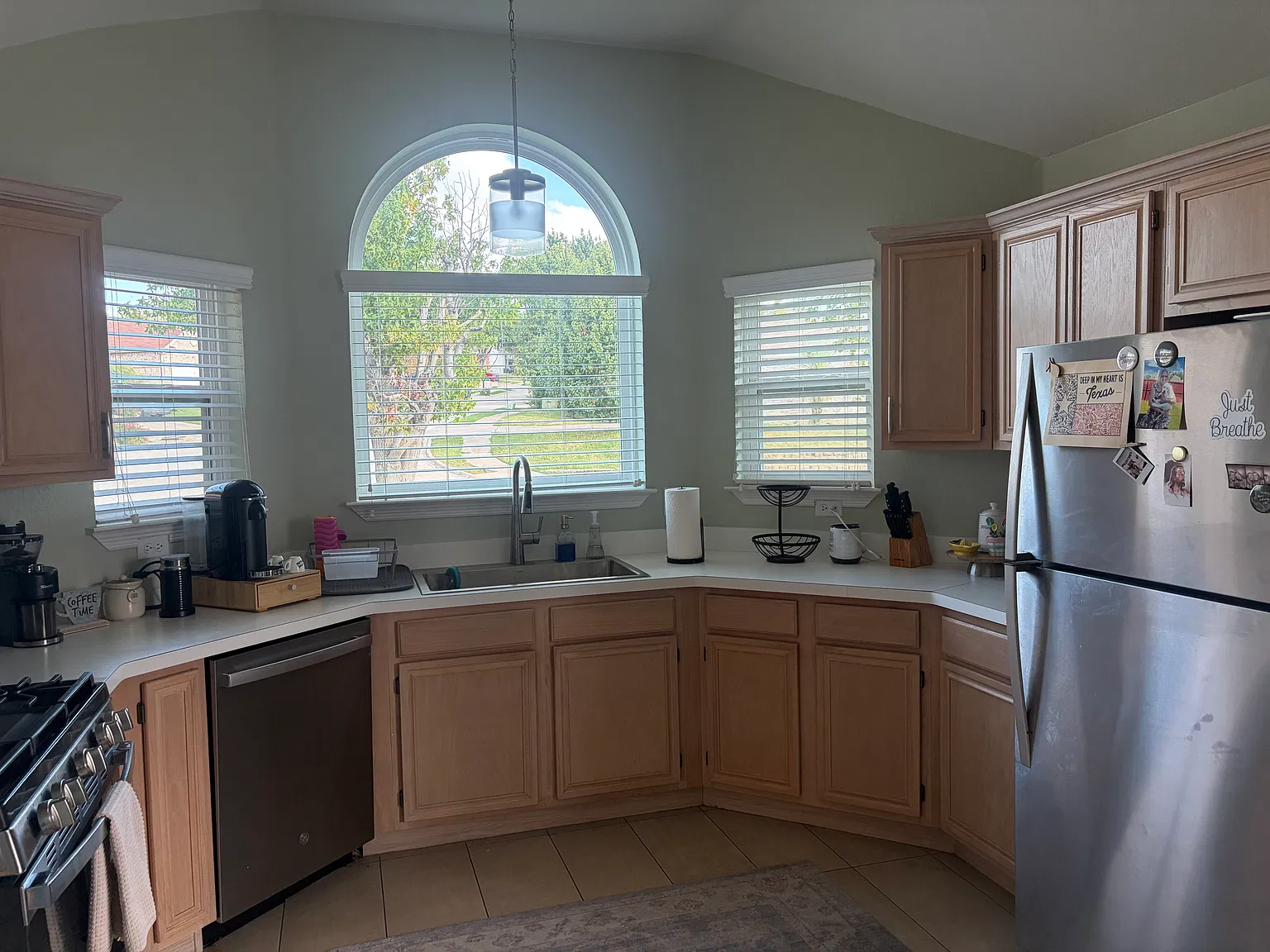 3 bed, 1565 sqft, $2,422 — Photo 1