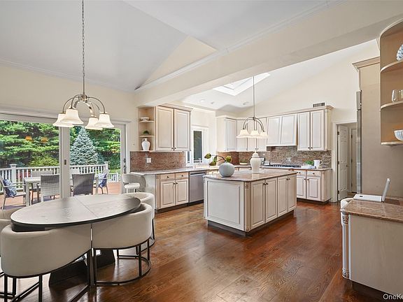 5th image of 10 Crestview Drive