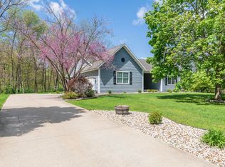 37 Summerset Dr, Kalamazoo, MI 49009