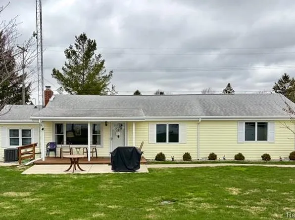 2904 N Lakeshore Rd, Port Hope, MI 48468