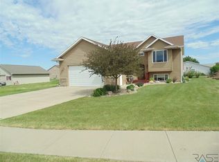 102 Dakota Cir, Valley Springs, SD 57068