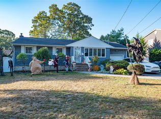 118 W 6th St, West Islip, NY 11795