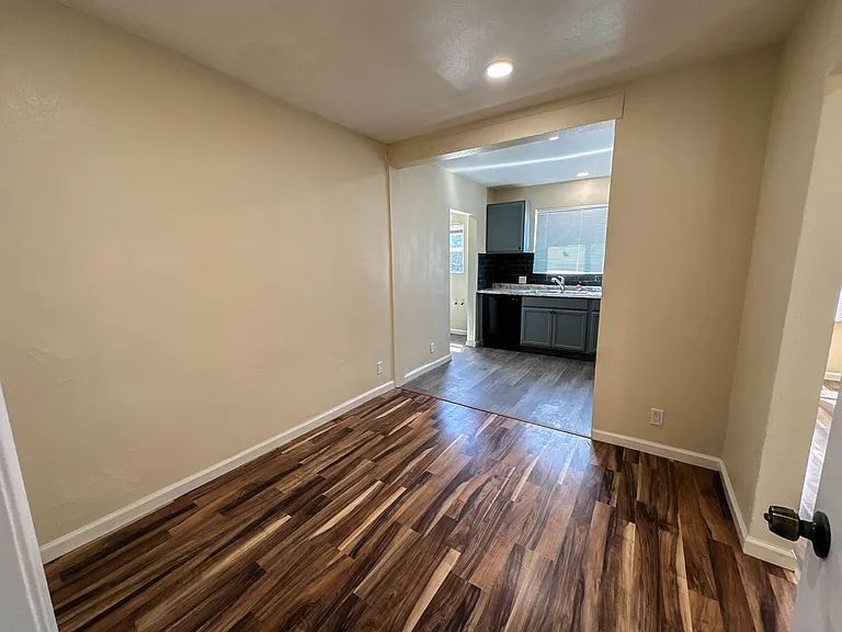 5702 Vineland Ave — Photo 6