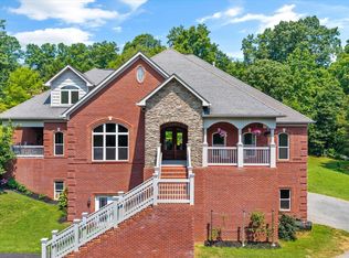 33 Riverside Dr, Oak Ridge, TN 37830