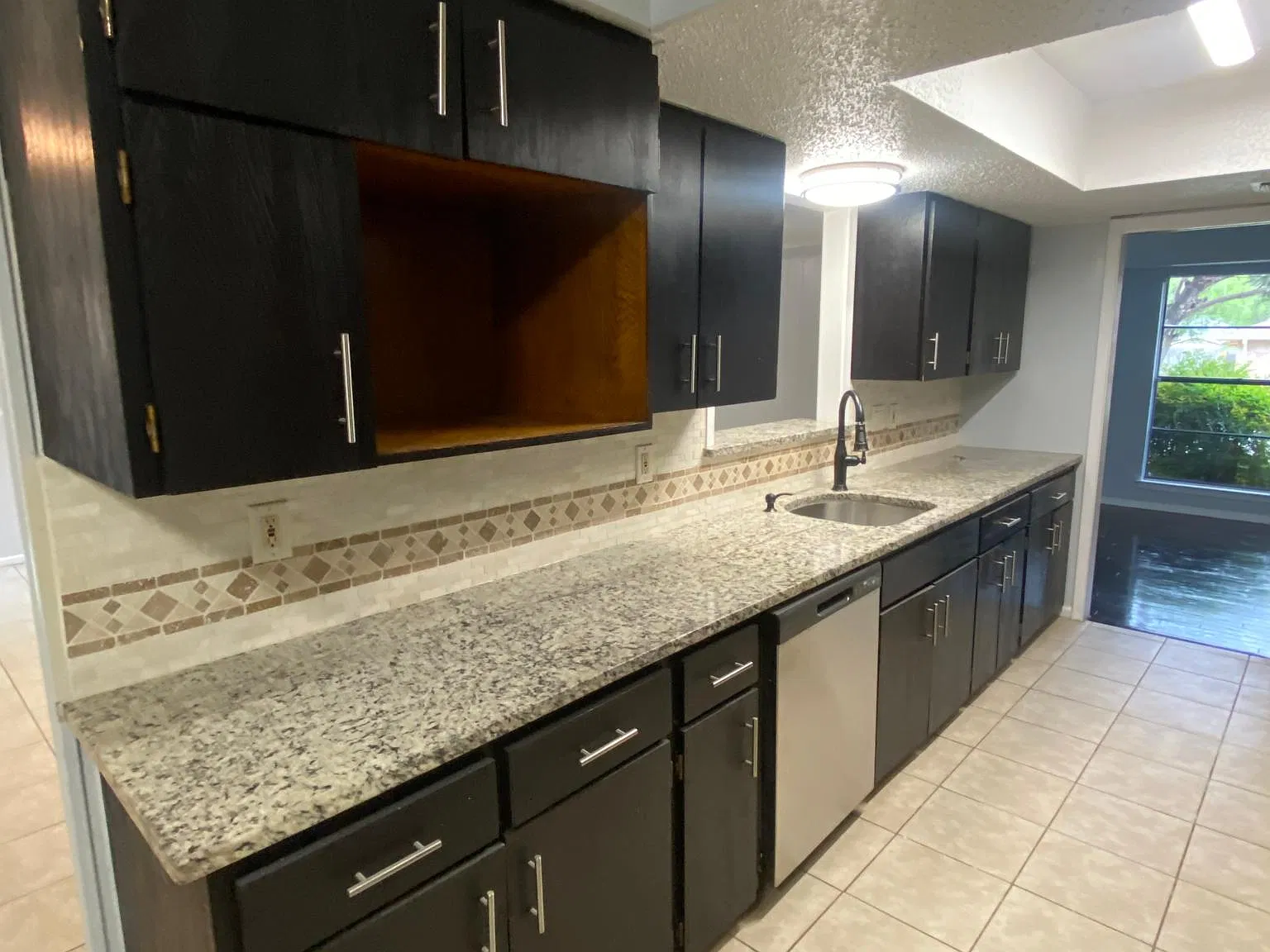 4 bed, 2.5 bath, 2398 sqft, $2,500 — Photo 4