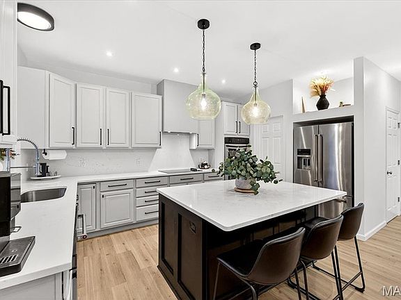 4th image of 82 N Hillview Dr