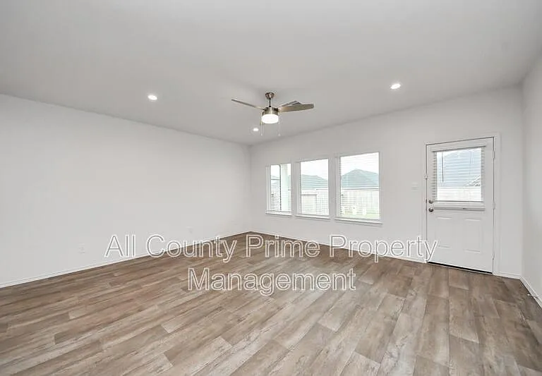 31303 Heddington Ln — Photo 12