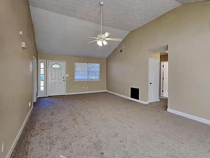 97 Royce Dr — Photo 3
