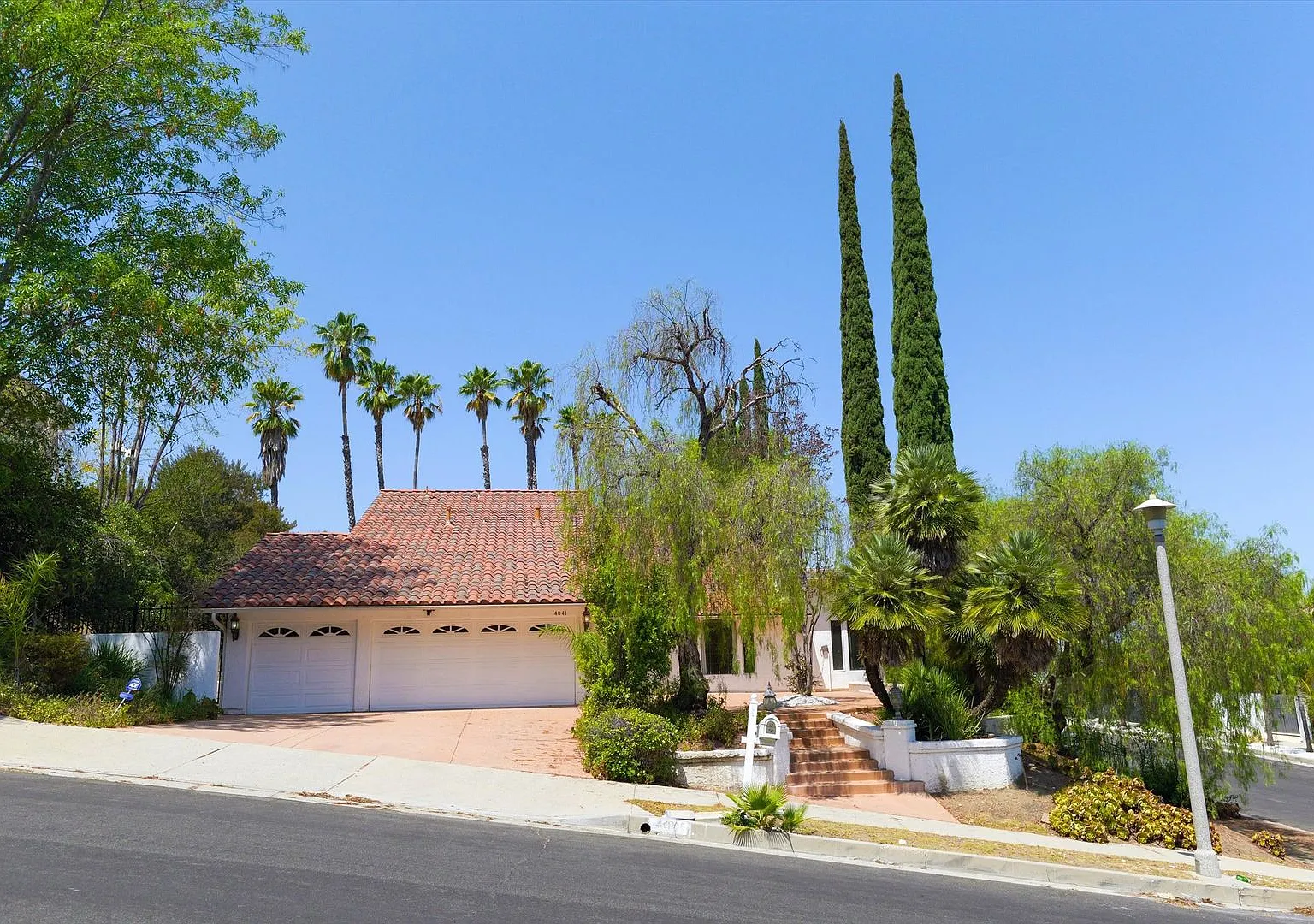 Prestigious Lake Encino Pool Home — Photo 1