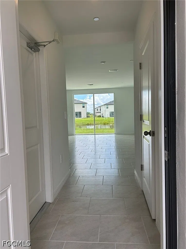 3 bed, 2.5 bath, 1378 sqft, $1,800 — Photo 2
