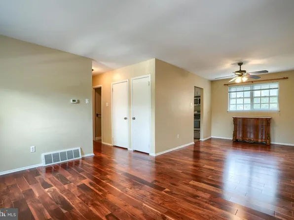 112 Byberry Rd #4, Hatboro, PA 19040