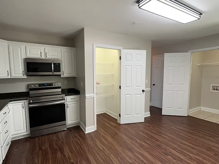 1126 Maple Tree Ln — Photo 2