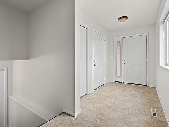 4th image of 907 30th Ave W