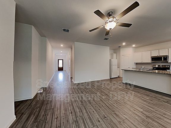 4th image of 629 Fitzroy Ln