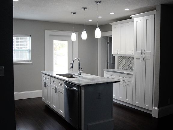 5th image of 400 39th Ave NE