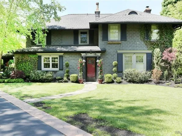 72 N Long St, Williamsville, NY 14221