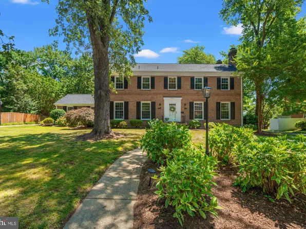 824 Emerald Dr, Alexandria, VA 22308