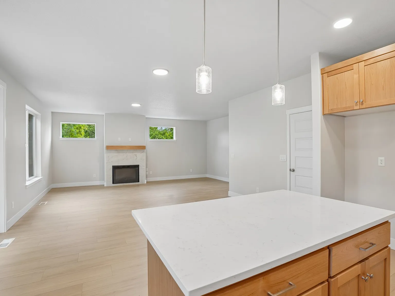 4 bed, 2.5 bath, 2014 sqft, $3,000 — Photo 4