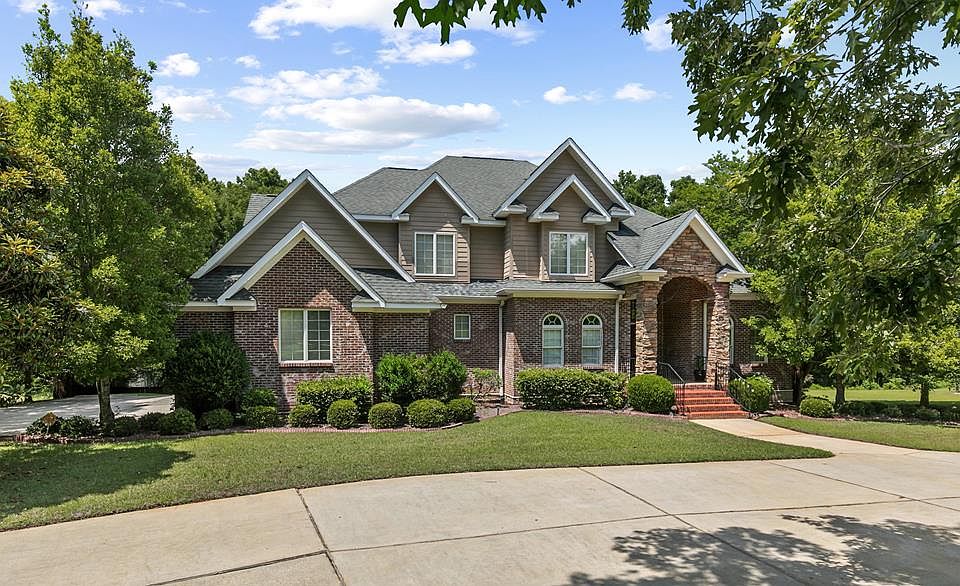 1st image of 320 Bocage Dr