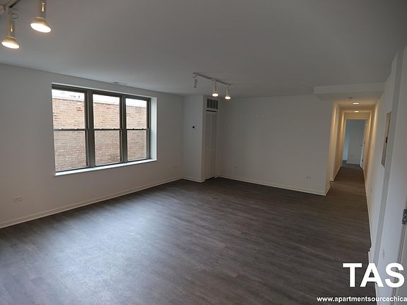 3rd image of 940 W Winona St APT 507