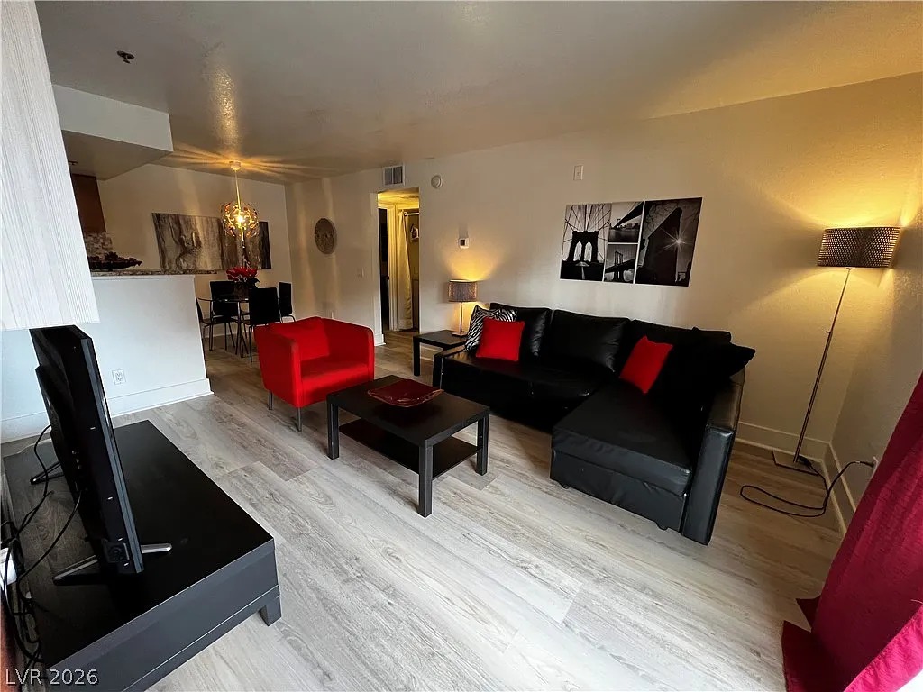 2 bed, 2.0 bath, 902 sqft, $2,150 — Photo 3