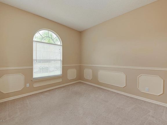 3rd image of 748 Chestnut Oak Dr N
