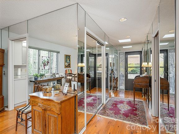 4th image of 601 Red Oak Dr