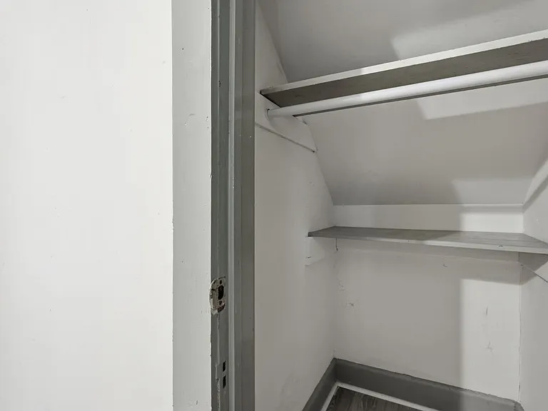 538 E Waldburg St — Photo 30