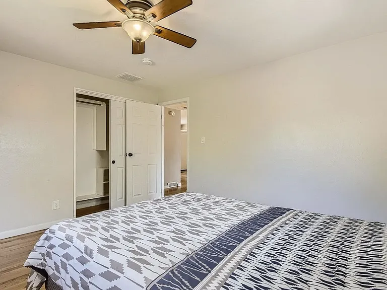 3184 Vaughn St — Photo 3