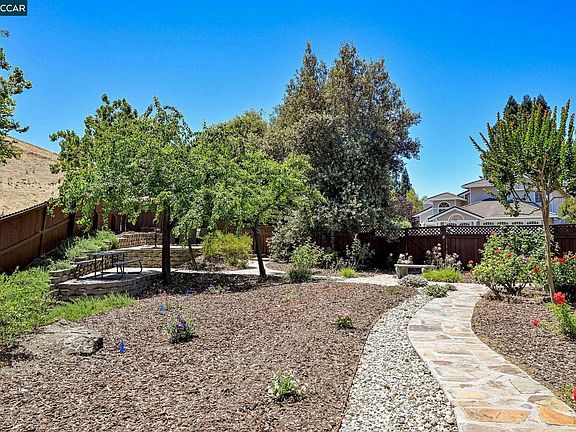 4th image of 3385 Green Meadow Dr