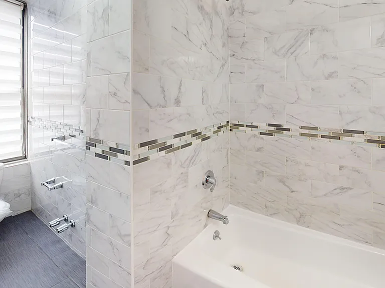 301 E 38th St #11F — Photo 10