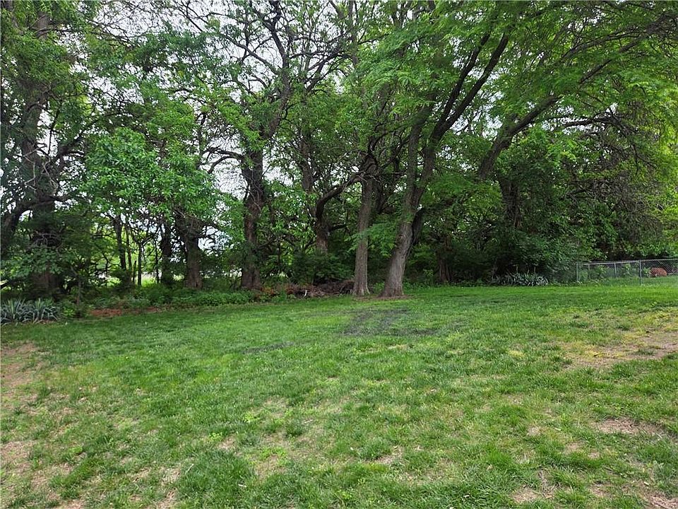 2nd image of 2204 NE Chipman Rd