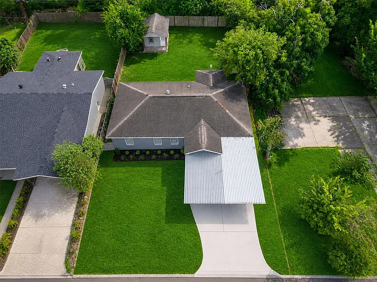 4930 Holloway Dr — Photo 2