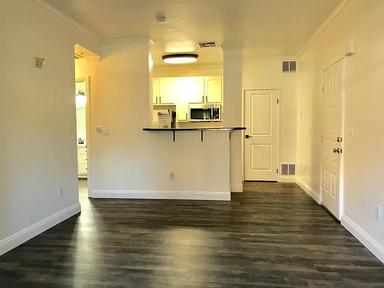 JR 1X1 Living room With Hardwood Laminate Flooring