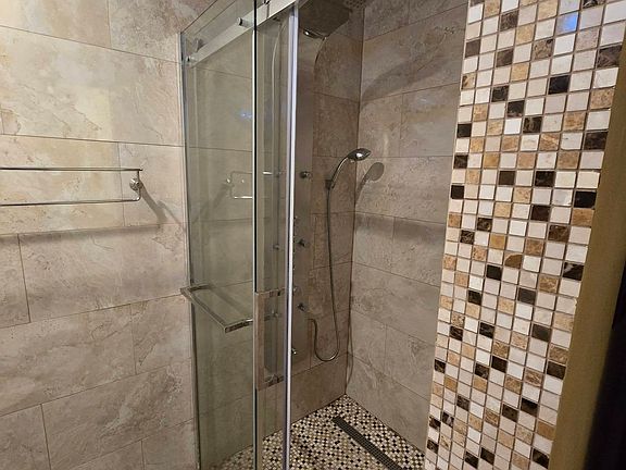 5th image of 178 Stratford Pl