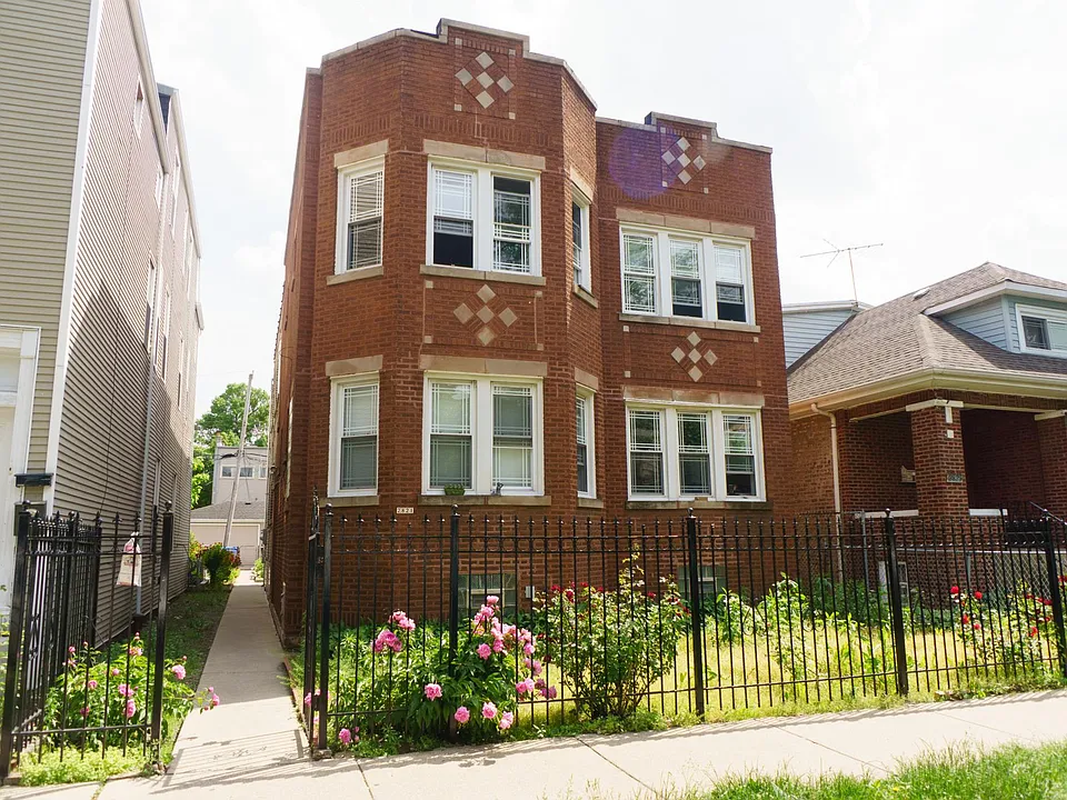 2821 W Fletcher St #1M