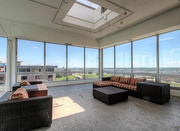 3rd image of 600 E 8th St APT 7S