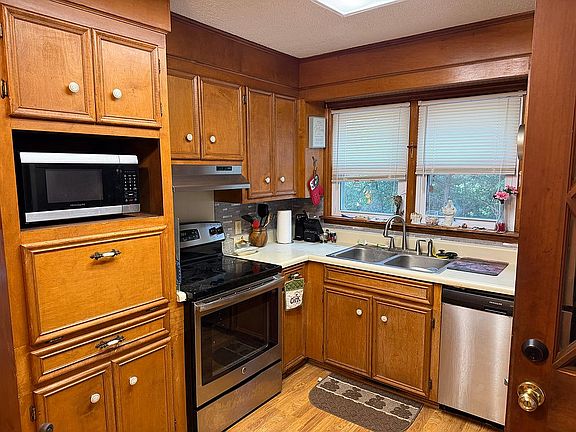 4th image of 196 Lakeside View Cir