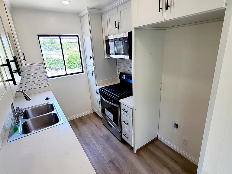 4017 W Magnolia Blvd #D — Photo 3