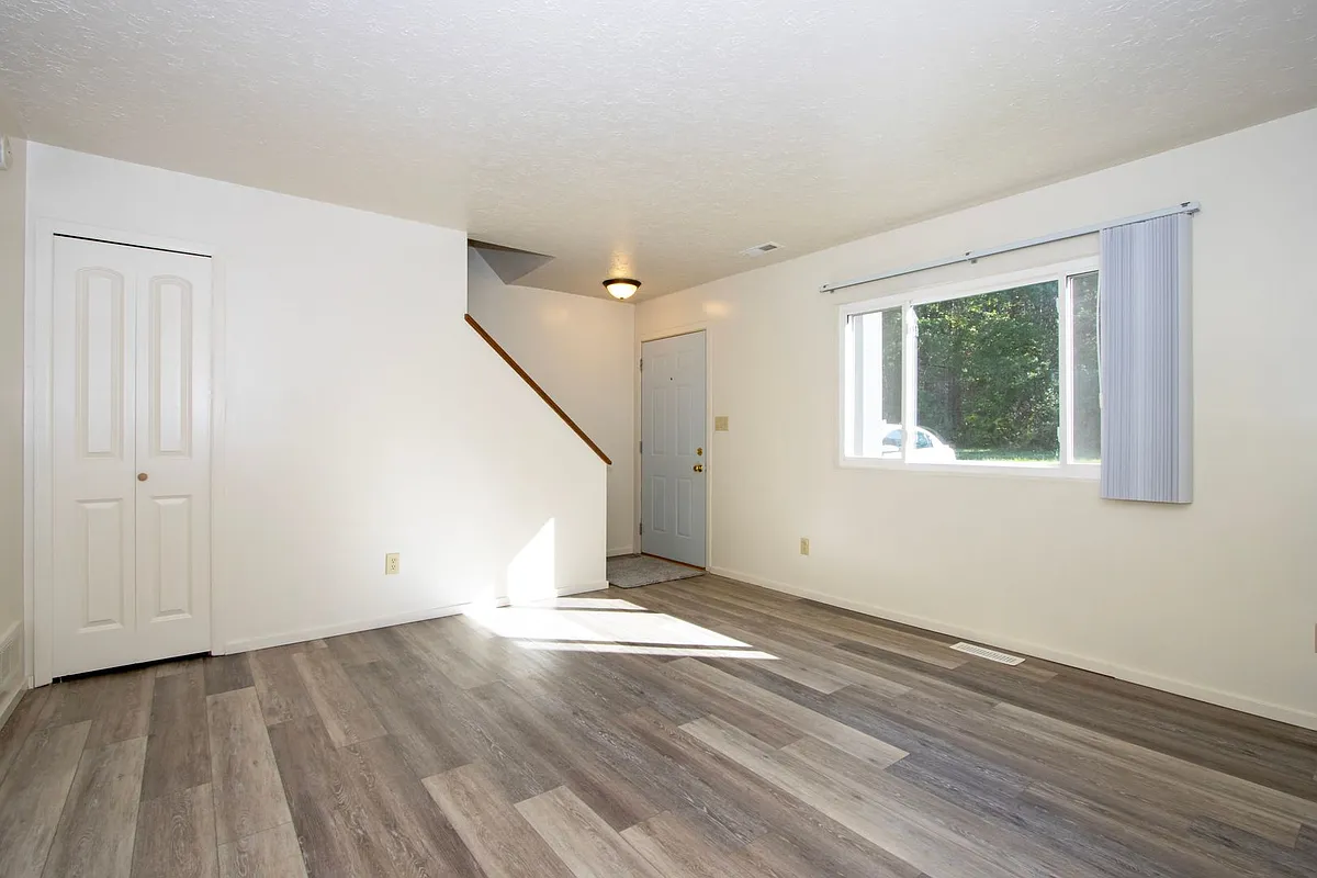Building Photo - 240 Collier Dr #10