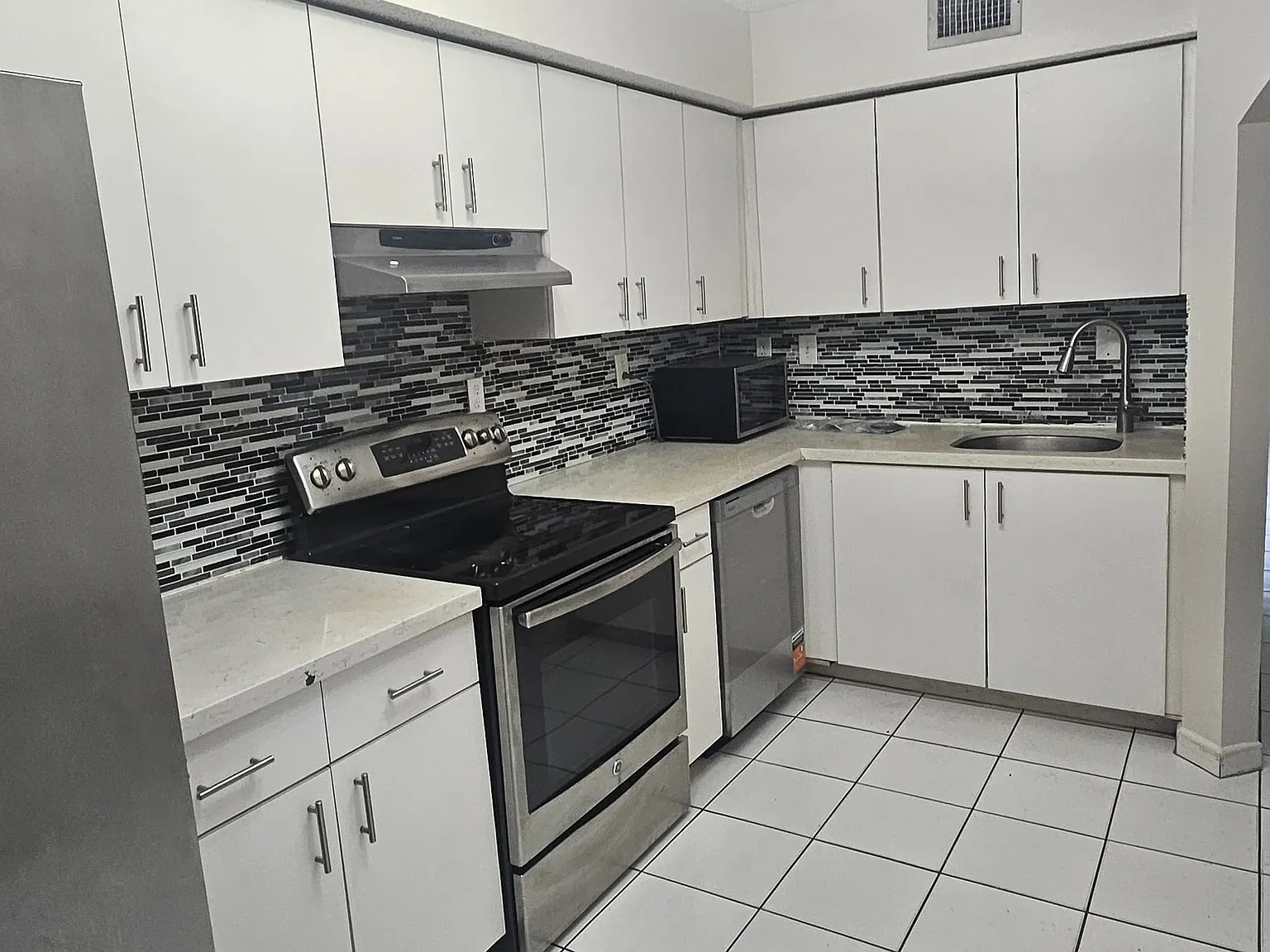 2 bed, 900 sqft, $2,300 — Photo 2