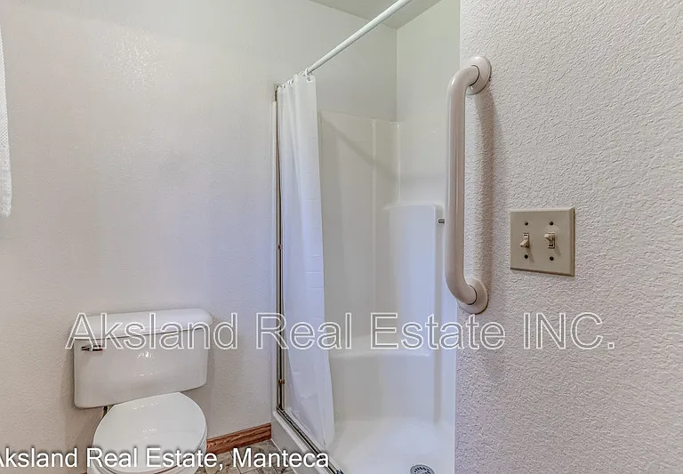 1635 Crom St — Photo 11