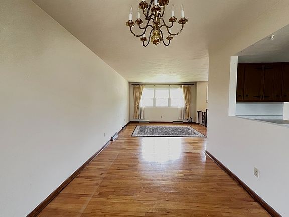 5th image of 957 Sarah Ln