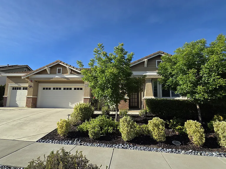 953 Kennedy Dr — Photo 3