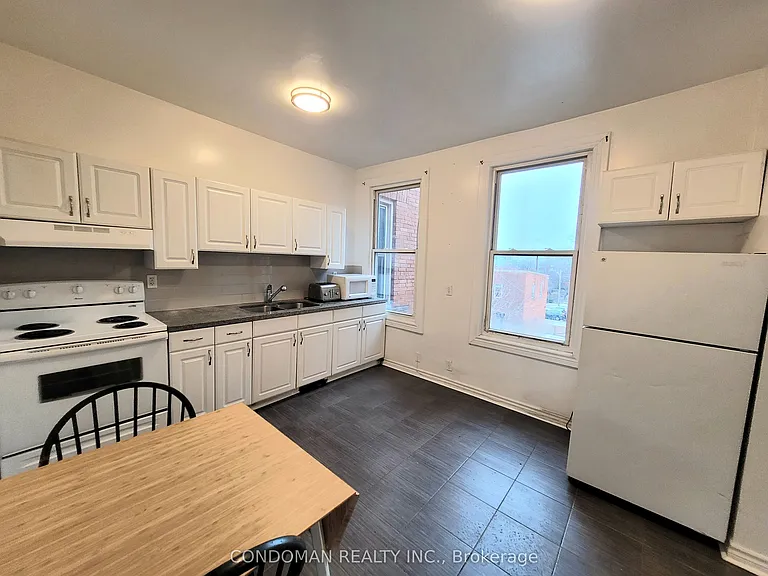 139 1/2 John St S #6 — Photo 4