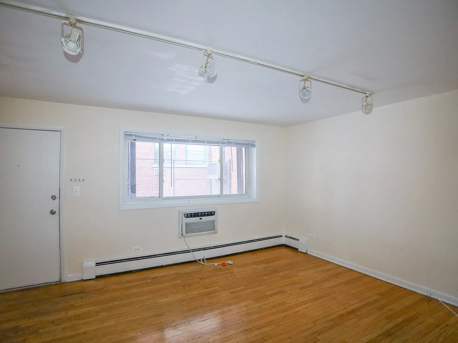 528 W Wellington Ave — Photo 2