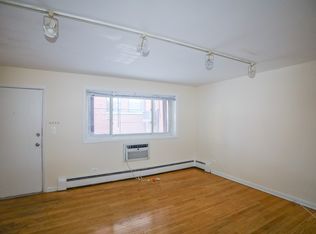 528 W Wellington Ave #302, Chicago, IL 60657